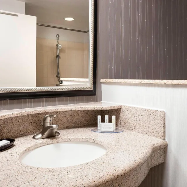 Room, King Bed, Shared Patio, Sofa، Courtyard By Marriott Columbia Missouri 1/3