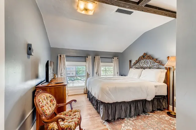 غرفة بسرير كوين، Holiday Chalet Victorian - Bed & Breakfast 5/8