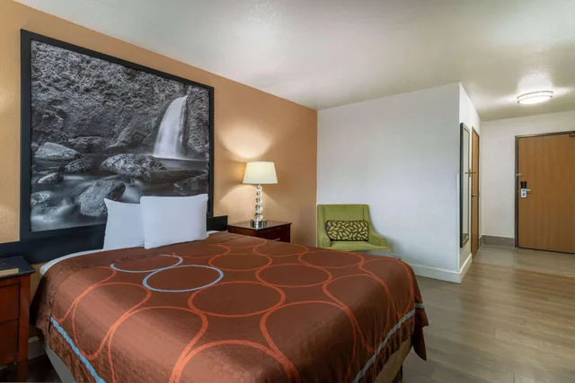 Room, Queen Bed, Super 8 By Wyndham The Dalles OR 1/1
