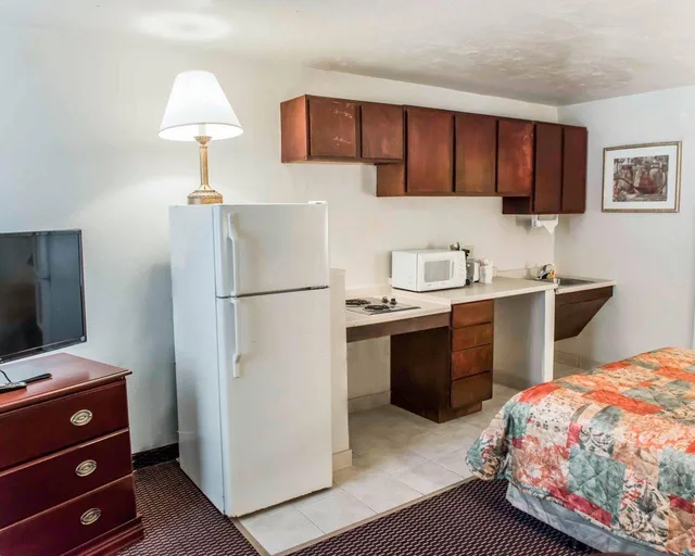 Efficiency, Queen Bed, Smoking، Suburban Studios Tallahassee near University 3/3