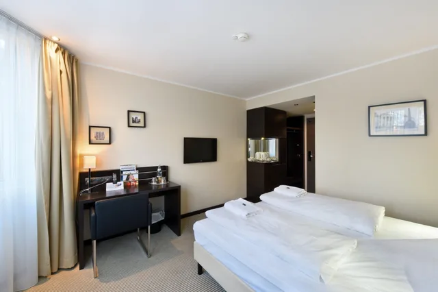 غرفة قياسية بسرير كينج بإطلالة على الفناء، Hotel am Karlstor 3/5
