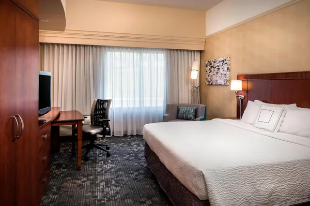 غرفة بسرير كينج مع أريكة، Courtyard by Marriott Kansas City Shawnee 1/10