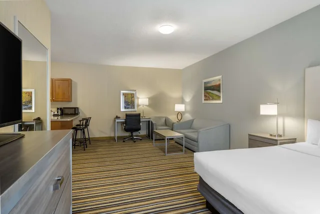 استوديو بسرير كينج مع أريكة بمطبخ، Best Western Plus New England Inn & Suites 2/4