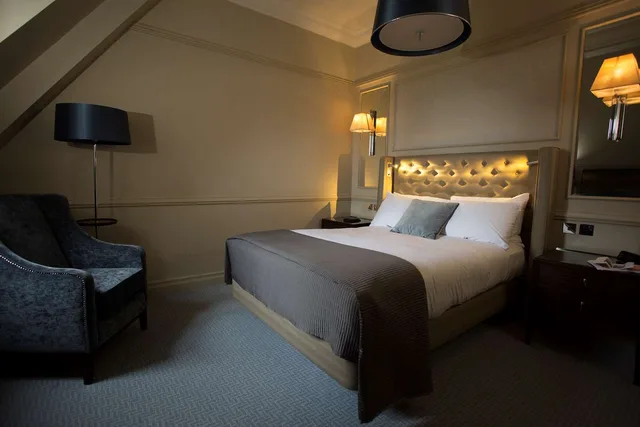 Junior Suite, Queen Bed, Castle View، The Caledonian Edinburgh, Curio Collection by Hilton 1/1