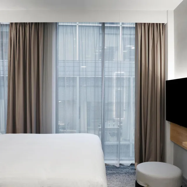Moxy Sleeper, Guest Room, King Bed، Moxy Manchester City 4/7