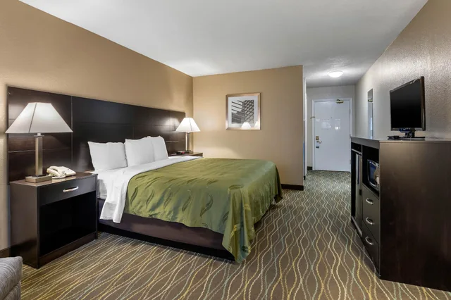 غرفة قياسية بسرير كينج، Quality Inn & Suites Des Moines - Merle Hay Road 1/3