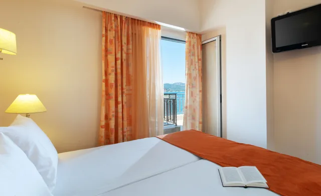 غرفة كلاسيكية بسرير مزدوج بإطلالة جزئية على البحر، PANTHEON HOTEL 3/7