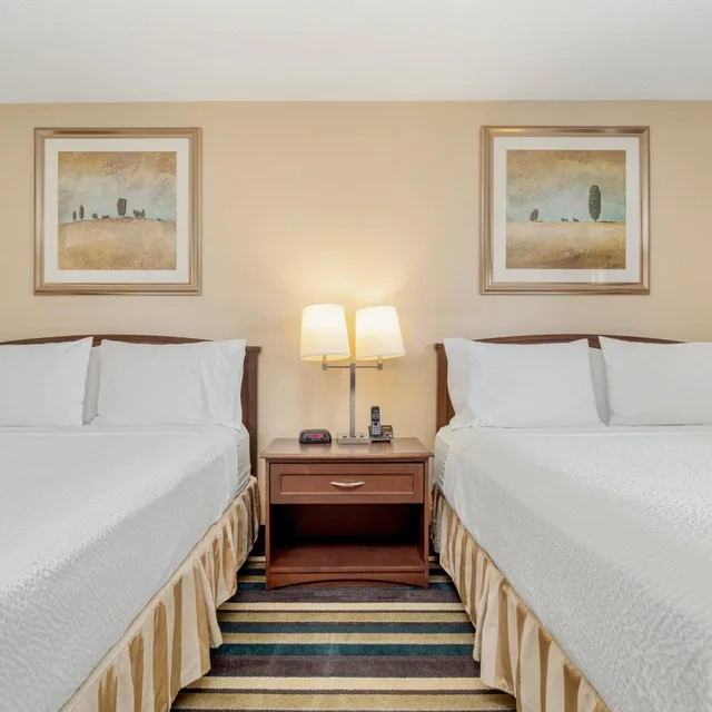 Room, 2 Beds, Holiday Inn Conference Ctr Edmonton South 2/9