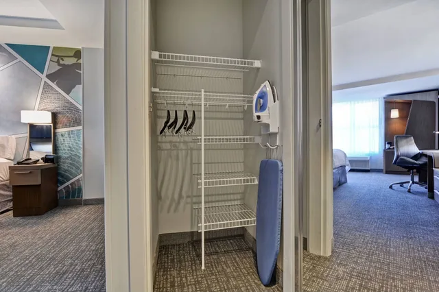 جناح بسرير كينج مع أريكة، Courtyard By Marriott Jackson Madison 5/5