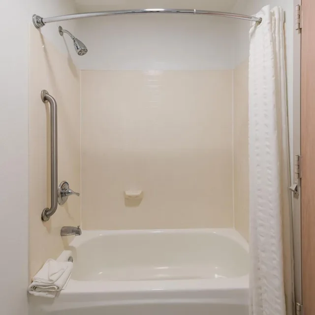 جناح بسرير كينج بغرفة نوم واحدة بحوض جاكوزي، Country Inn & Suites By Radisson Wichita East Ks 5/6