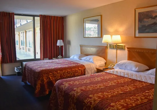 غرفة قياسية بسريرين كوين، Homeplace Inn 1/3