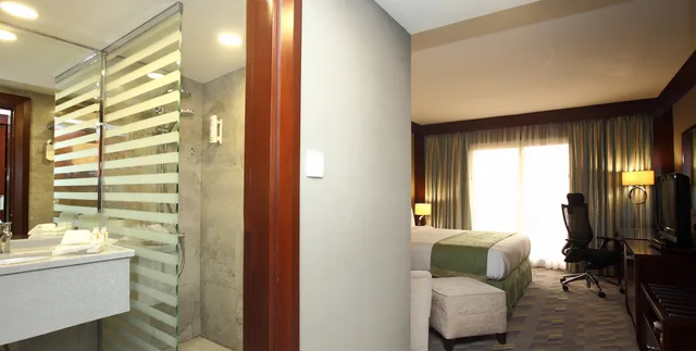 غرفة تنفيذية بسرير كينج، فندق هوليدي ان - كورنيش الخبر(Holiday Inn Al Khobar - Corniche) 5/6