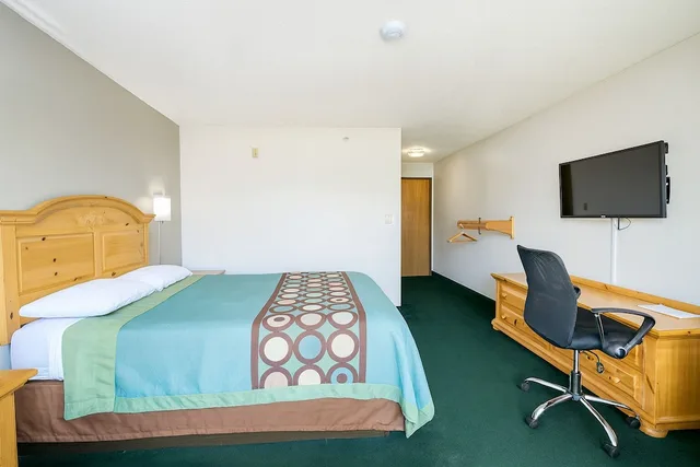 غرفة بسرير كوين لذوي الإعاقة، Rodeway Inn Milaca 2/5