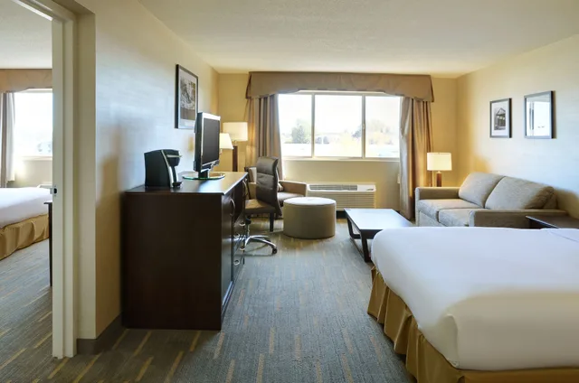جناح بسريرين كوين بغرفة نوم واحدة مع أريكة، HOLIDAY INN LETHBRIDGE 1/8