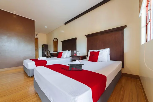 غرفة ديلوكس بسريرين مزدوجين، RedDoorz Plus @ Starhomes Olivianville 3/5