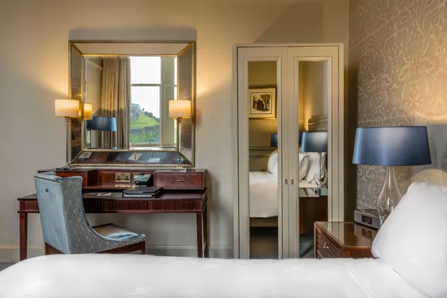 غرفة بريميير بسرير مزدوج، The Caledonian Edinburgh, Curio Collection by Hilton 2/3