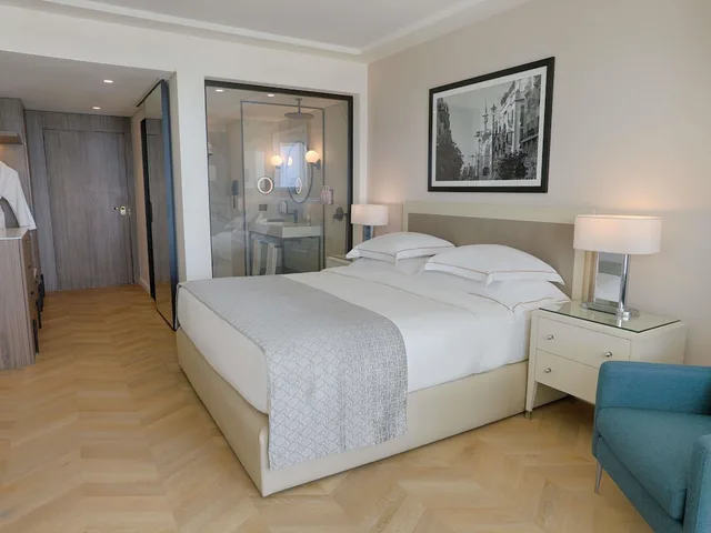 غرفة تنفيذية بسرير كينج بإطلالة على البحر، Movenpick Hotel Beirut 5/10