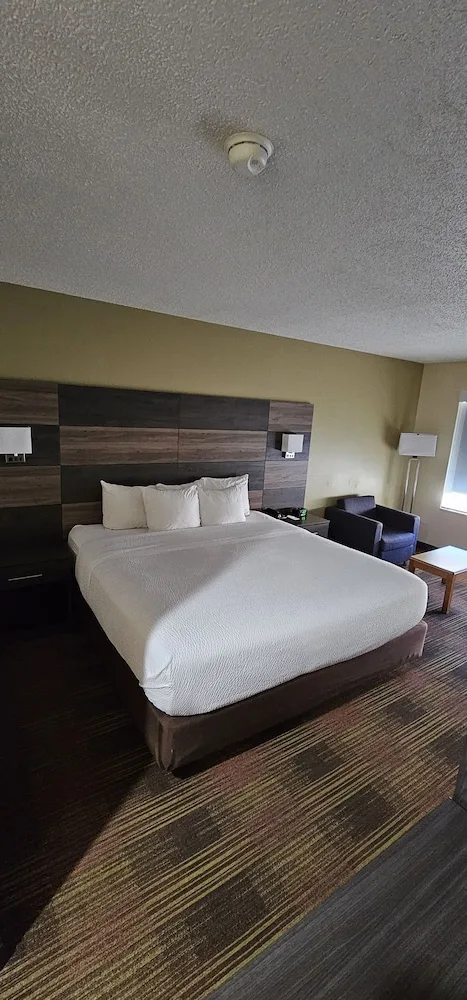 غرفة بسرير كينج لذوي الإعاقة، AmericInn by Wyndham Fort Atkinson 1/4