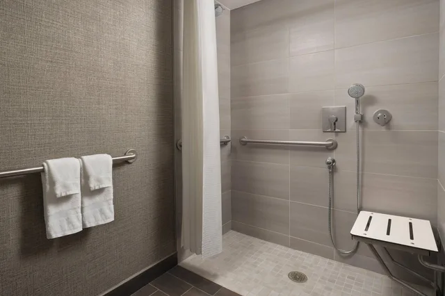 غرفة كلاسيكية بسرير مزدوج بشرفة، Warner Center Marriott Woodland Hills 4/5