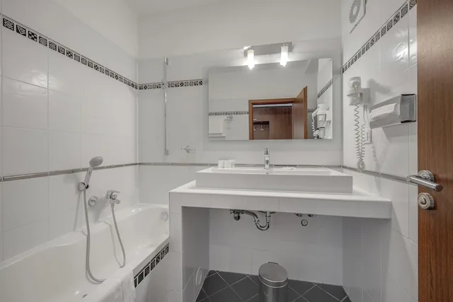 جناح بسرير كوين، Antares Hotel 8/10