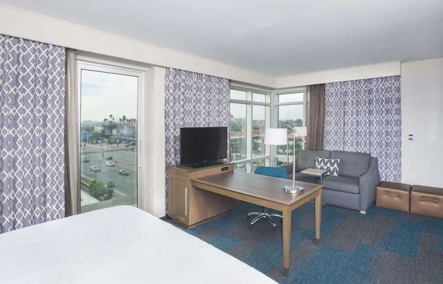 استوديو بسرير كينج مع أريكة لذوي الإعاقة، Hampton Inn Suites Lax el Segundo 3/10