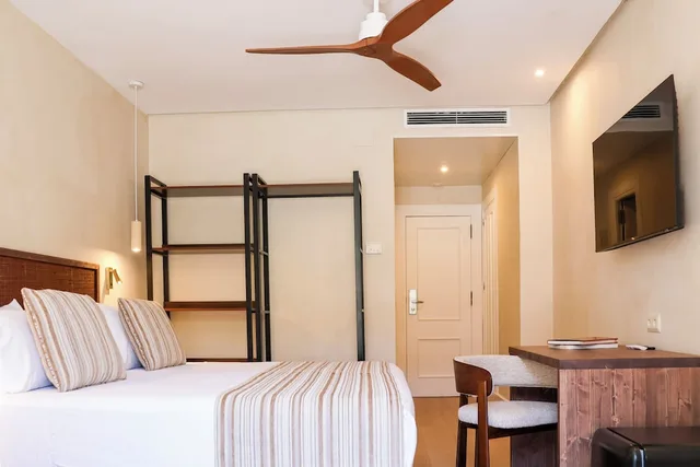 غرفة بسرير مزدوج وسريرين منفصلين بشرفة، Del Mar Hotel And Spa 1/5