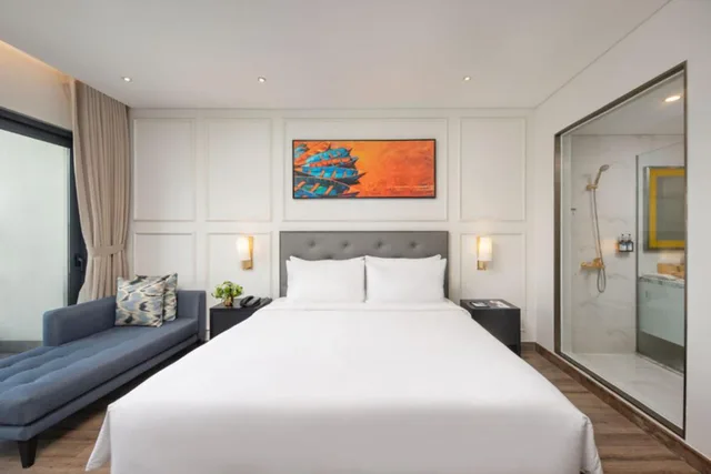 غرفة سوبيريور بسرير كينج بشرفة، Wyndham Danang Golden Bay 1/3