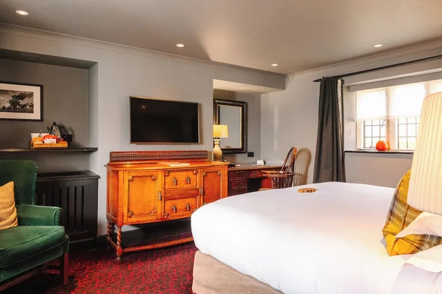 Classic, Cottage, King Bed, The Lygon Arms 1/6