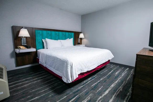 جناح بسرير كينج مع أريكة، Hampton Inn Pickwick Dam At Shiloh Falls 1/7