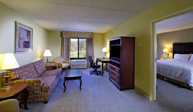 جناح بسرير كينج بغرفة نوم واحدة مع أريكة بحوض جاكوزي، Hampton Inn Bennington 2/4