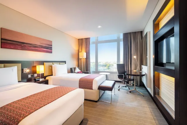 غرفة قياسية بسريرين منفصلين بإطلالة على المسبح، Holiday Inn Muscat al Seeb by IHG 3/8