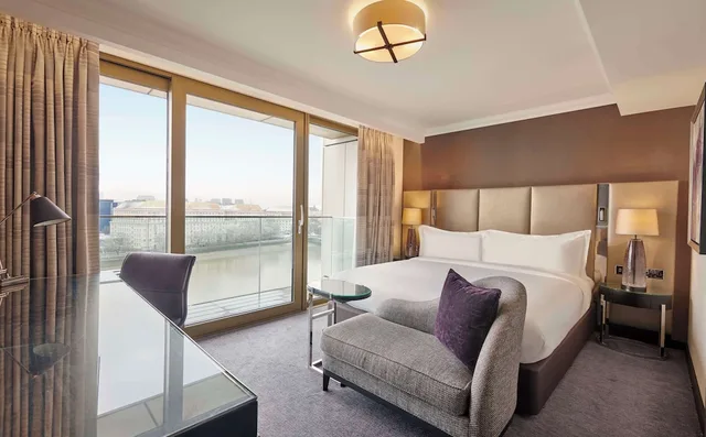 غرفة ديلوكس بسرير كينج بإطلالة على النهر بشرفة، Hyatt Regency London Albert Embankment 1/5