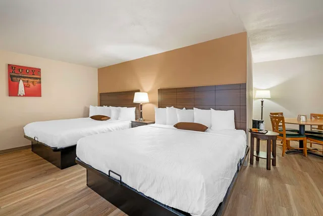 غرفة كبيرة بسريرين كينج مع أريكة، Best Western Green Bay Inn Conference Center 1/2