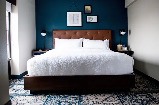 غرفة تقليدية بسرير كينج مع أريكة، Four Points by Sheraton Greensboro Airport 4/6