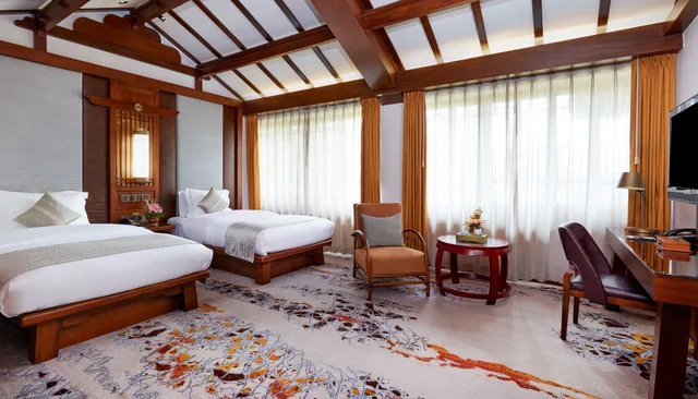 غرفة كلاسيكية بسرير كينج بإطلالة على الحديقة، INTERCONTINENTAL LIJIANG ANCIENT TOWN RESORT 4/5