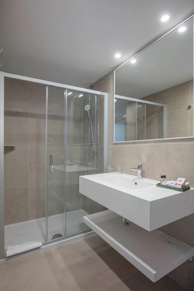 جناح بسريرين منفصلين بشرفة مع أريكة، Bluesun Hotel Alga 7/7