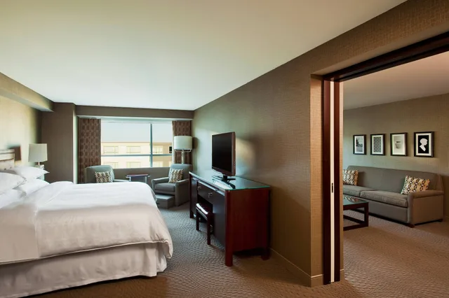 جناح بسرير كينج بغرفتي نوم، Sheraton Valley Forge King of Prussia 2/5