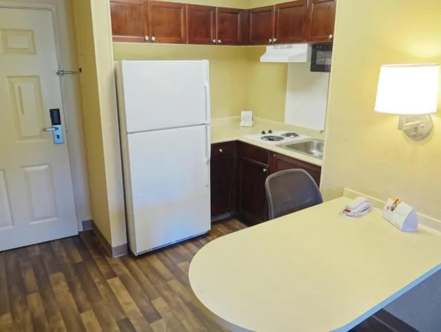 1 King Bed - Suite, Nsmk, Kitchen, Sofa-Bed، Studio 6 Suites Jacksonville Deerwood Park FL 7/7