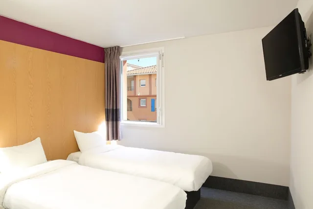 غرفة بسريرين منفصلين، B&B HOTEL MARTIGUES Port de Bouc 2/5