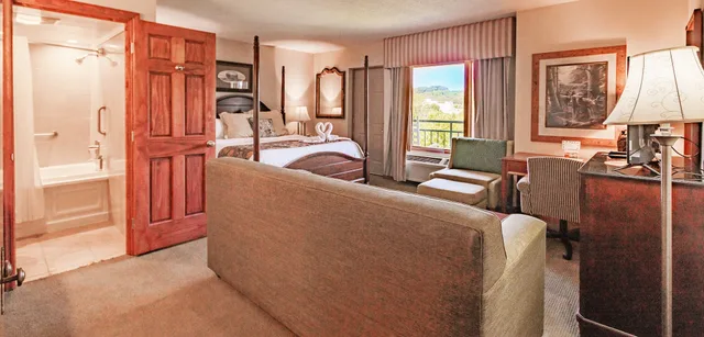 غرفة سوبيريور بسرير كينج بإطلالة على النهر بشرفة مع أريكة، Arbors at Island Landing Hotel Suites 10/10