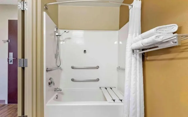 غرفة بسرير كينج بمطبخ لذوي الإعاقة، Studio 6 Corporate Extended Stay Chicago Lisle IL 8/10