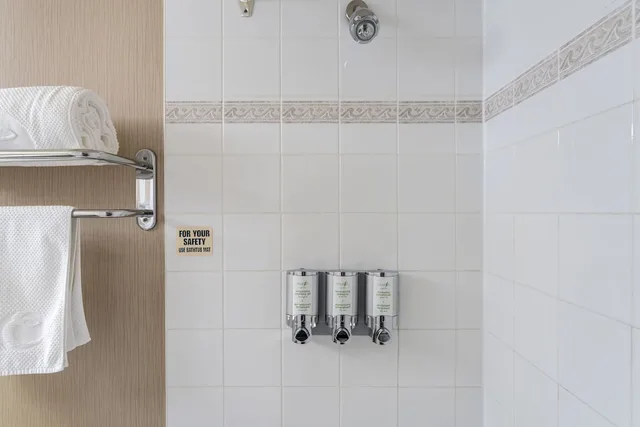 جناح بسرير كوين بجاكوزي، Executive Hotel Vancouver Airport 3/3