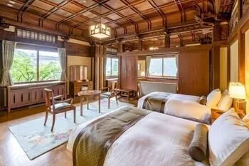 غرفة بسريرين منفصلين بإطلالة على الجبل بحوض استحمام، Fujiya Hotel 1/1
