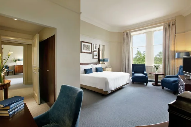Robert Louis Stevenson, Suite, King Bed, Castle View، The Caledonian Edinburgh, Curio Collection by Hilton 2/4