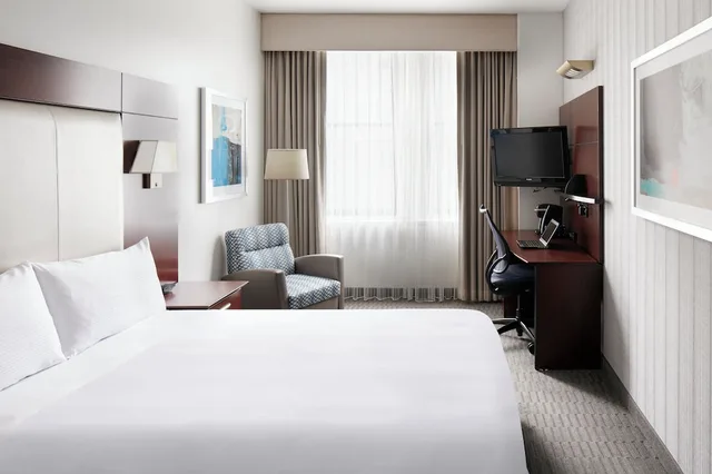 Standard, Queen Bed, Club Quarters, Wacker at Michigan 3/10