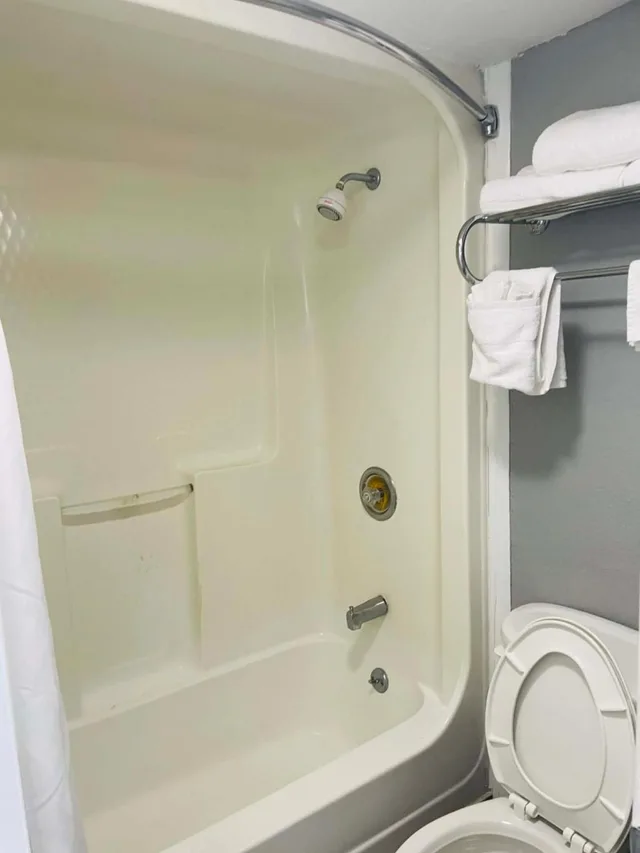 جناح تنفيذي بسرير كينج، Travelodge by Wyndham Sellersburg / Louisville North 3/6