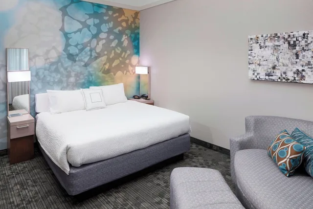 غرفة بسرير كينج مع أريكة لذوي الإعاقة، Courtyard by Marriott Pensacola 1/2