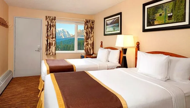 غرفة بسريرين مزدوجين، Lake Louise Inn 1/1