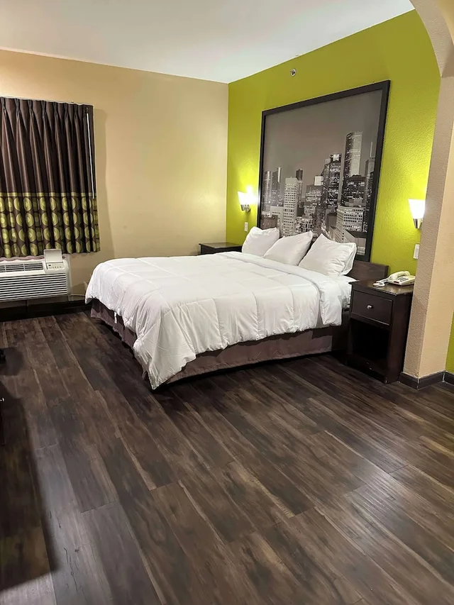 غرفة بسرير كينج لذوي الإعاقة، Red Lion Inn & Suites IAH Airport East 2/4