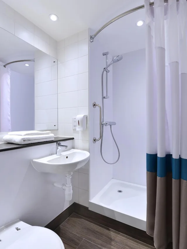 غرفة بسريرين منفصلين بحمام خاص، Travelodge Plus - Galway City 7/7